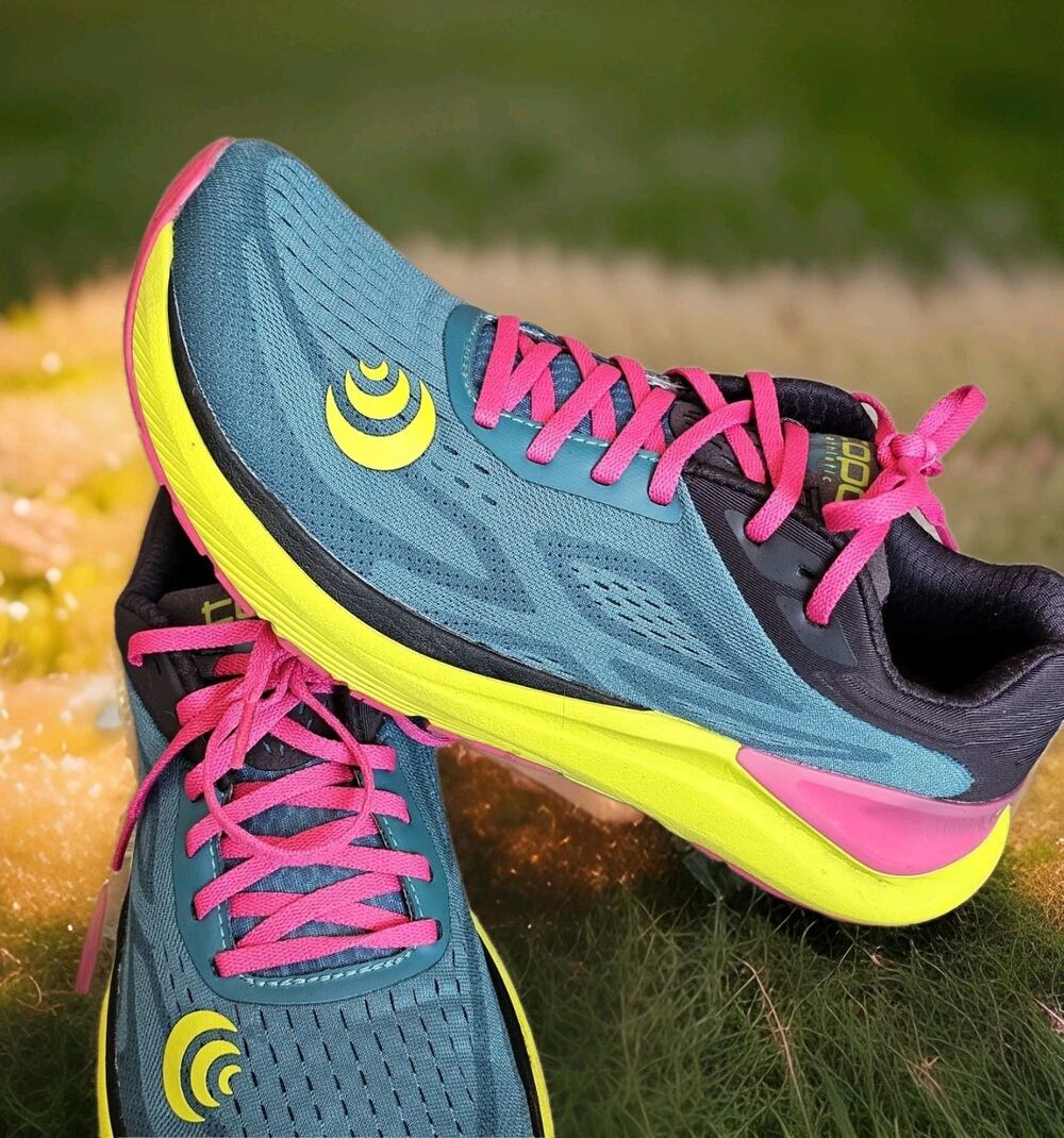 Topo Ultrafly 3 Women's Size US 10 Running Shoes Emerald Fuchsia